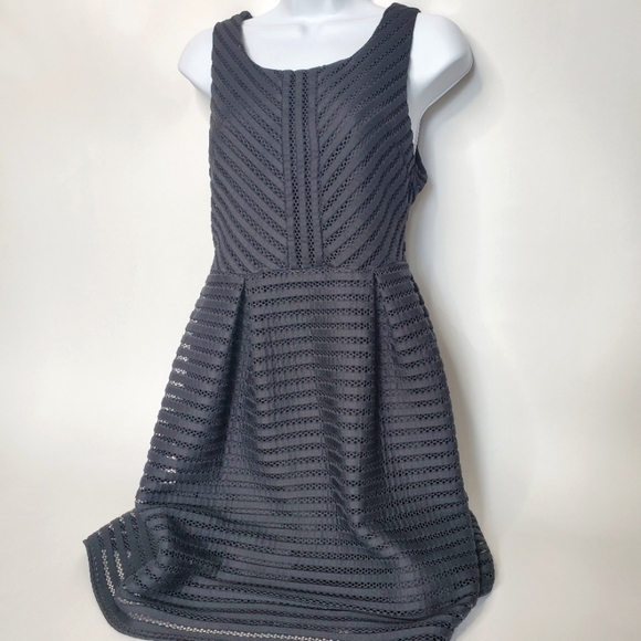 Everly Women's Medium Dress Sleeveless Open Weave - Picture 1 of 6
